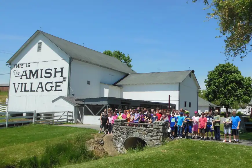 School group field trip in front of The Amish Village barn in Lancaster PA, Amish country tours for kids and families