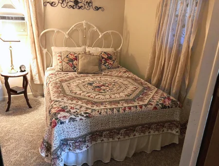 Guest room with quilted bedspread at Leaman's Country Lodging, Lancaster PA