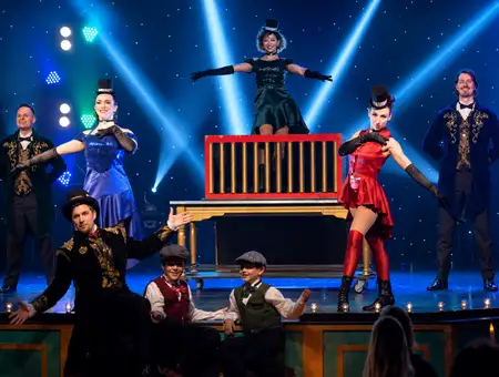 Magic and Wonder Dinner Theater full cast finale bow on stage in Paradise PA